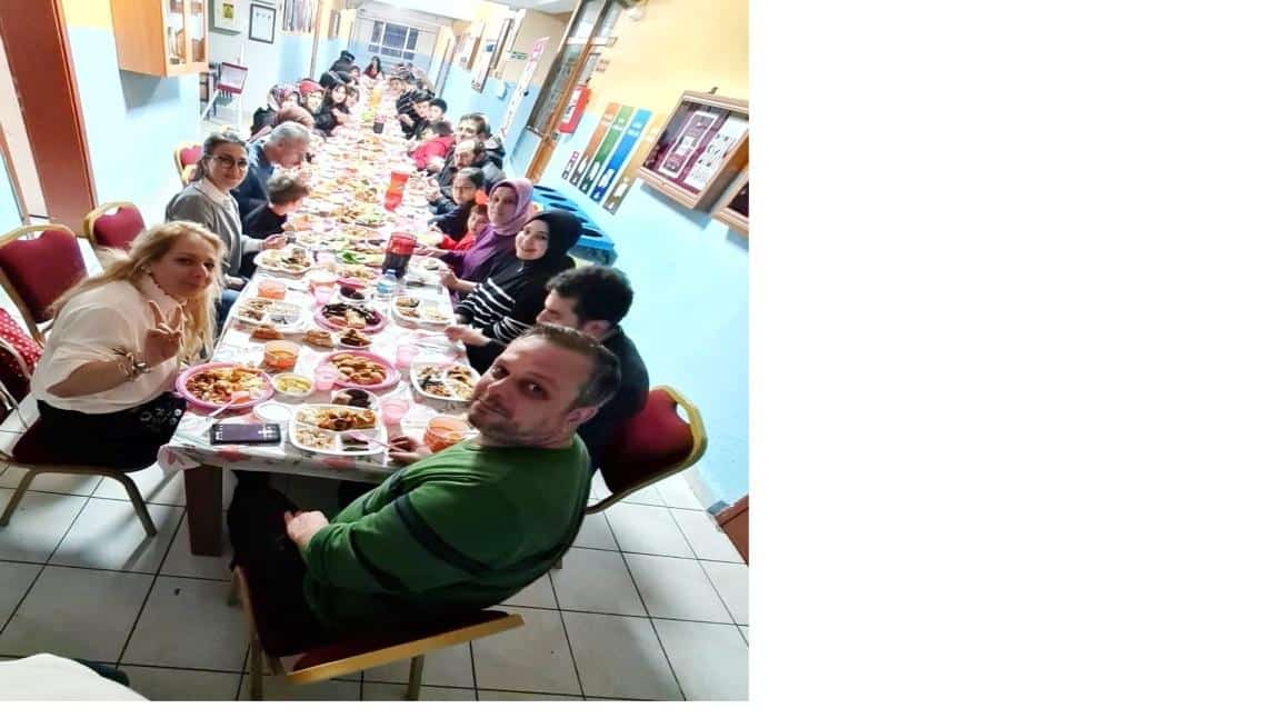Okulumuz 9/A sınıfı öğrencileri ve velilerimizle birlikte iftar yemeği